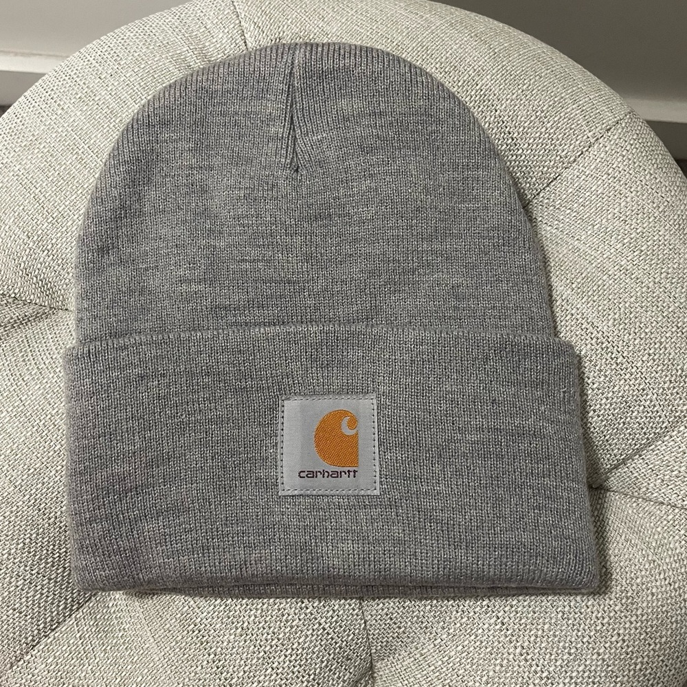 Carhartt women’s logo patch light grey knitted beanie